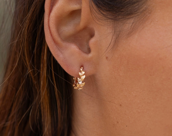 Boucles d'oreilles créoles pétales et Topaze blanche Plaqué or